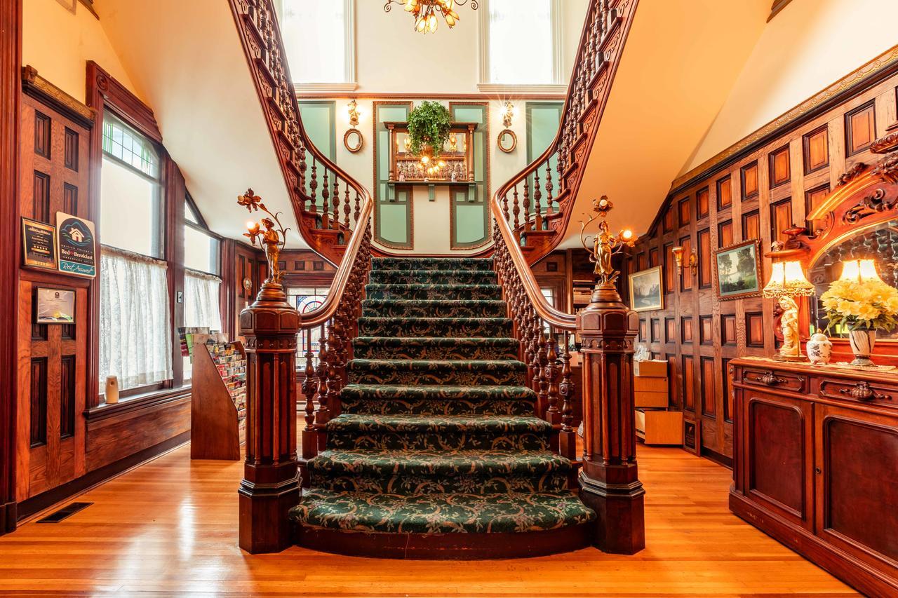 Amethyst Inn Виктория Екстериор снимка