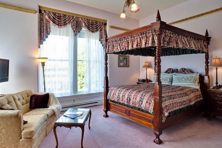 Amethyst Inn Виктория Екстериор снимка