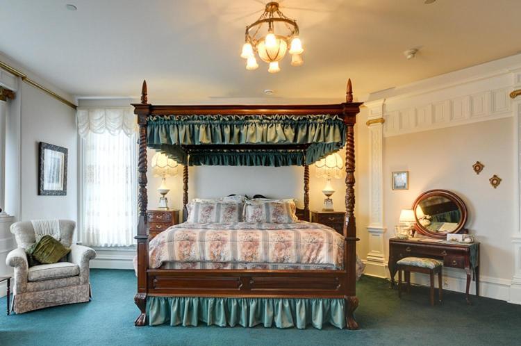 Amethyst Inn Виктория Екстериор снимка