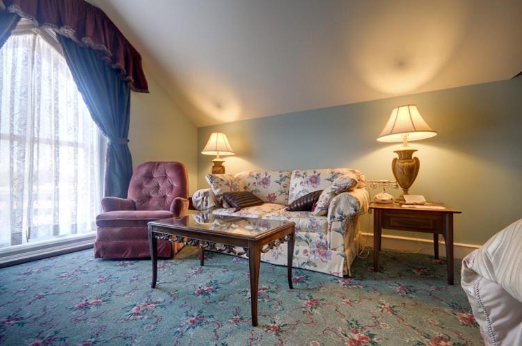 Amethyst Inn Виктория Екстериор снимка