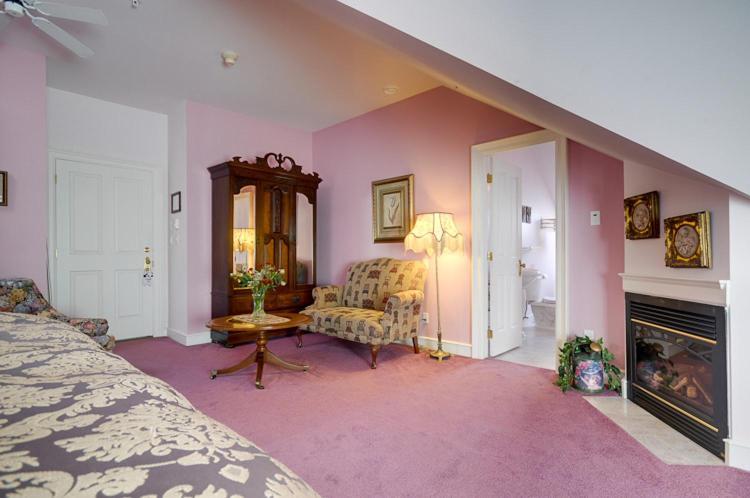 Amethyst Inn Виктория Екстериор снимка