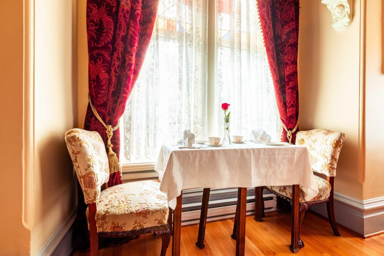 Amethyst Inn Виктория Екстериор снимка