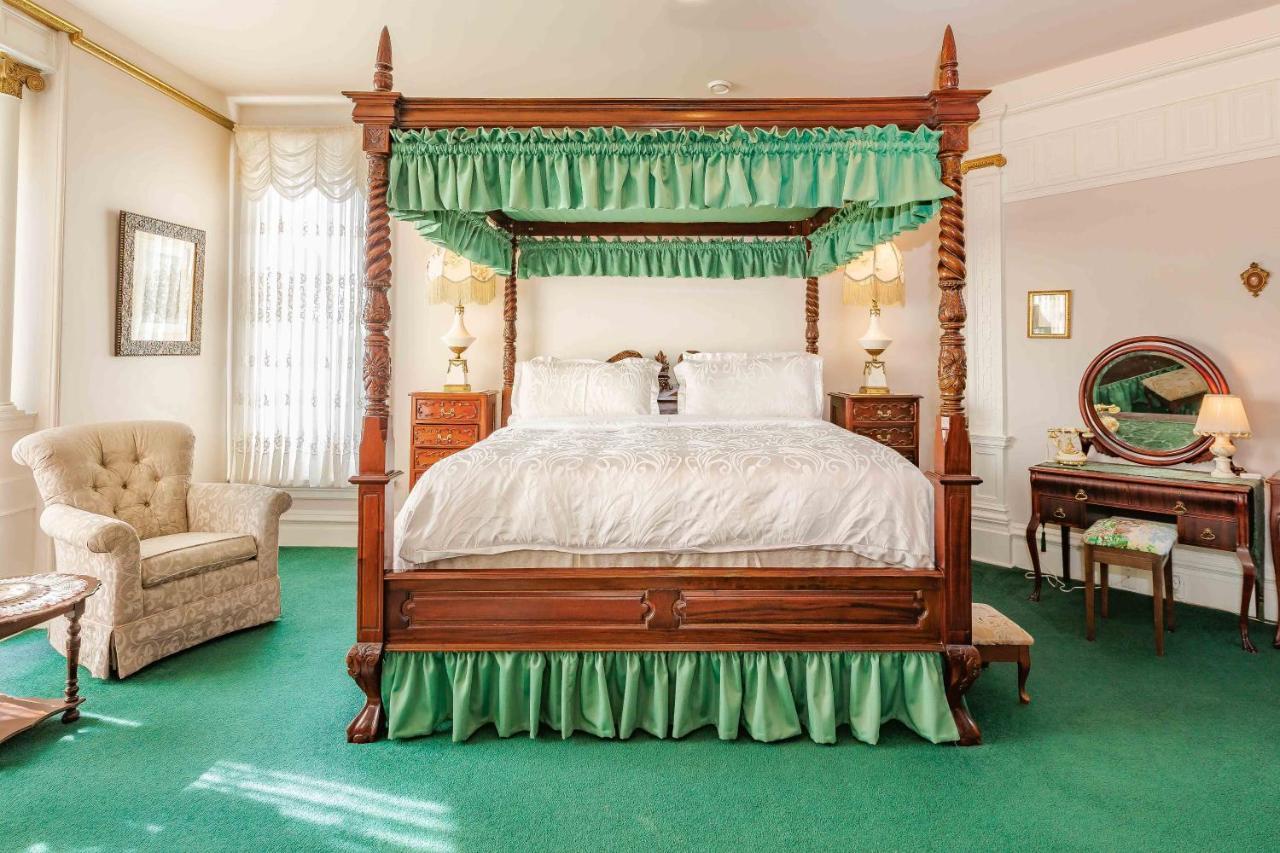 Amethyst Inn Виктория Екстериор снимка
