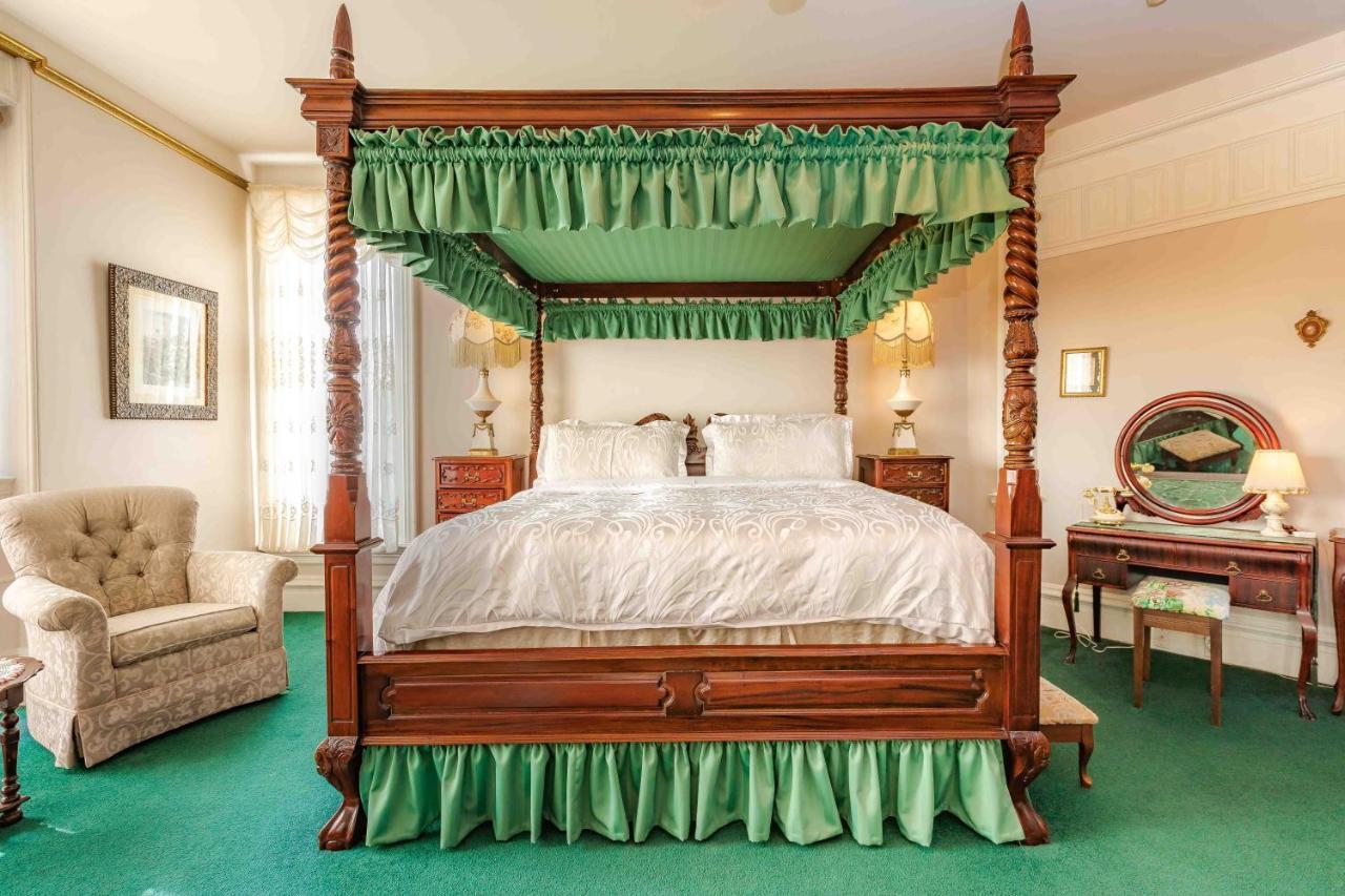 Amethyst Inn Виктория Екстериор снимка